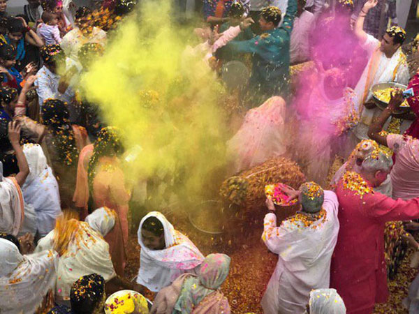 عکس مراسم رنگ‌پاشی هندی با دوربین آیفون ۱۰