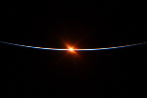 تصاویری دیدنی از لحظه طلوع آفتاب در فضا