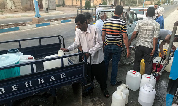 توزیع آب شرب با تانکر و گالن در خوزستان