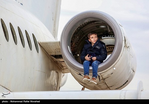 تفریح هوایی کودکان قم بر بال هواپیما‌ها