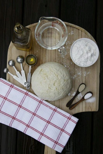 نحوه آماده کردن خمیر پیتزای خانگی