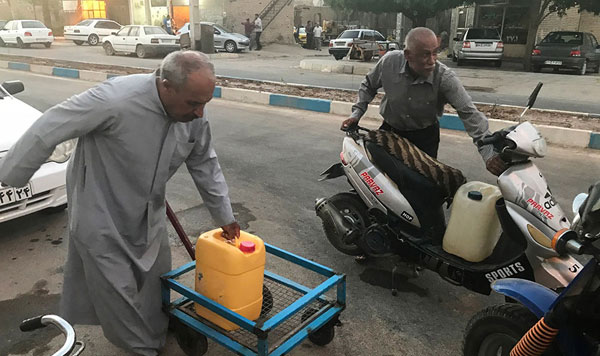 توزیع آب شرب با تانکر و گالن در خوزستان