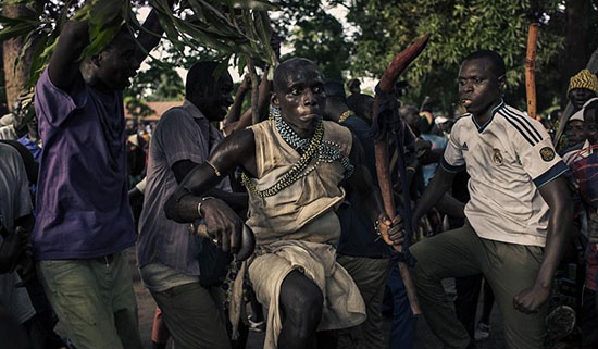مراسم عجیب مردان سنگالی برای نمایش قدرت