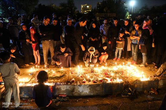 روشن کردن شمع برای شهدای حادثه تروریستی
