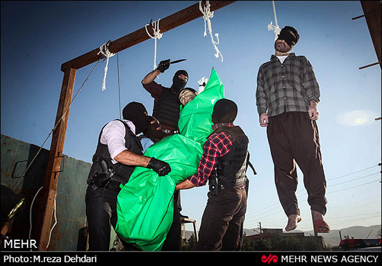 عکس: اعدام 4 متجاوز در شیراز (18+)