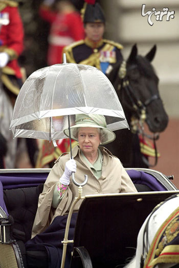 تیپ های متفاوت ملکه الیزابت در روزهای بارانی