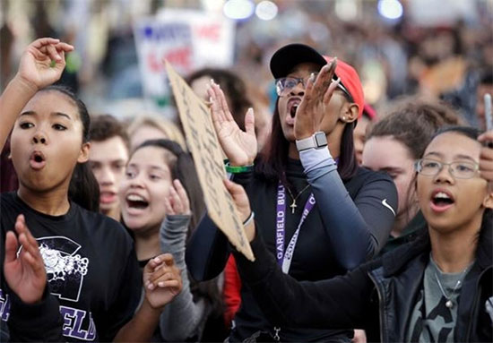 دانش آموزان هم به تظاهرات علیه ترامپ پیوستند