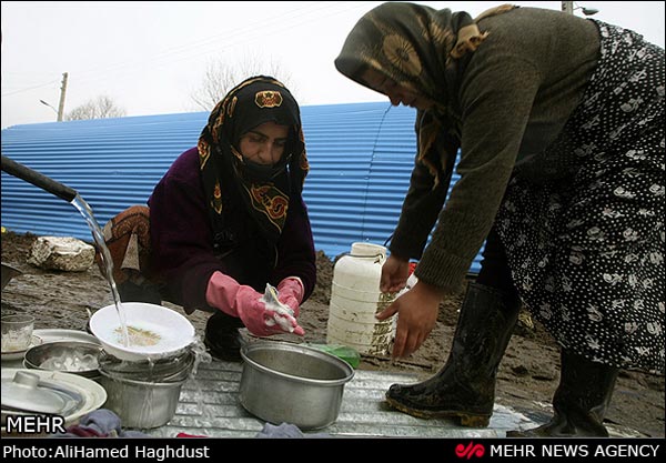 تصاویر: سرما و گل و لای در مناطق زلزله زده