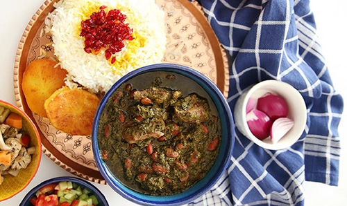 بهترین روش تهیه خورش قورمه‌سبزی با مرغ