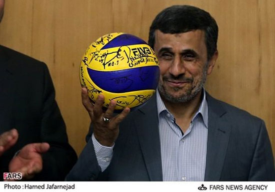 عکس: هدیه والیبالیست‌ها به احمدی‌نژاد