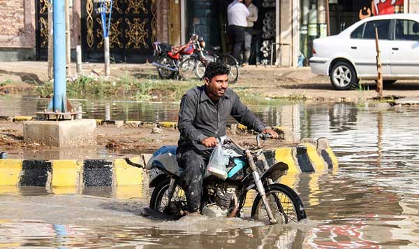 تصاویری از آب‌گرفتگی و سیلاب در آبادان