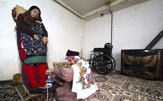 عکس: مصائب ننه شهربانو و دختر معلول