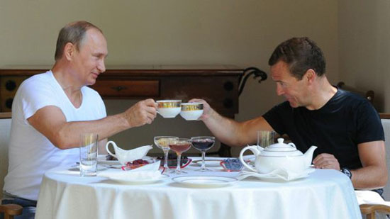 پوتین وزنه می‌زند و چای می‌خورد! +عکس