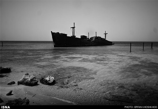 عکس: کشتی یونانی در حال نابودی