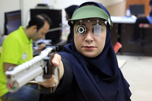 مدال طلا بر گردنِ ساره جوانمردی