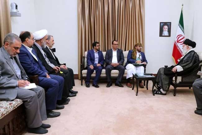 تصویرِ سفیر فقید ایران در یمن در دیدار با رهبری