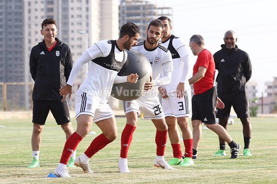 زورآزمایی غیرمستقیم در تیم ملی