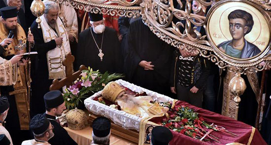 بوسیدن جسد اسقف اعظم که بر اثر کرونا درگذشت!