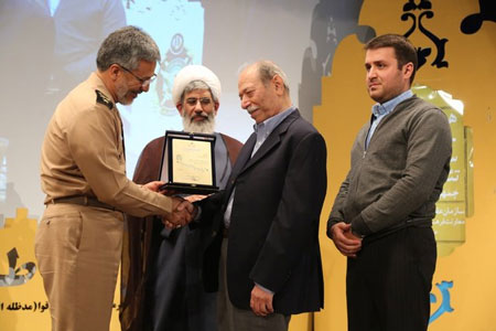 علی نصیریان در جشنواره تئاتر ارتش تجلیل شد