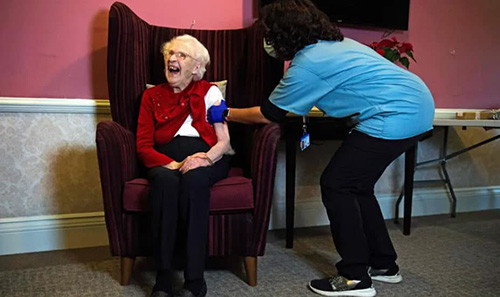 تزریق واکسن آکسفورد به یک زن ۱۰۰ساله در لندن