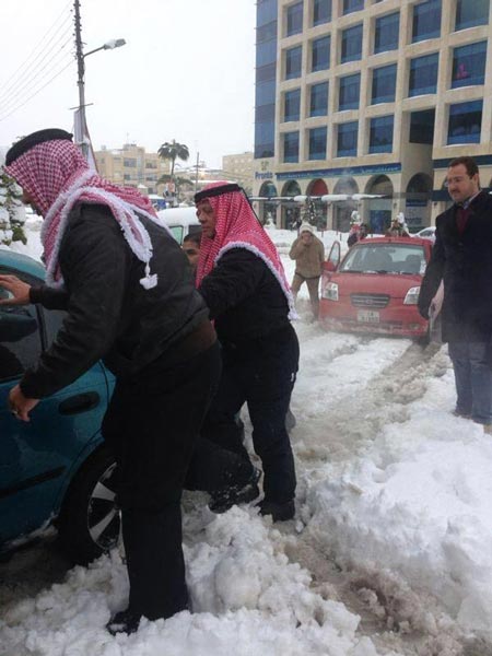 پادشاه اردن در حال هل دادن ماشین +عکس