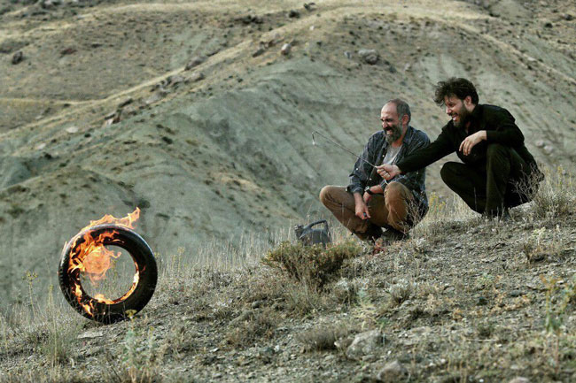 جواد عزتی و هادی حجازی‌فر در فیلم نیکی کریمی