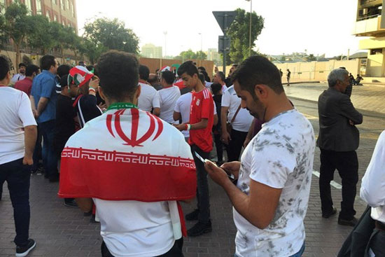 کری هواداران ایران و عراق مقابل ورزشگاه
