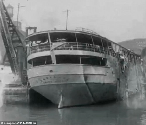 تصاویر تاریخی غرق شدن کشتی در شیکاگو