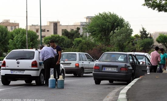 فروش عجیب بنزین در خیابانهای تهران +عکس