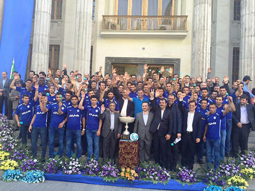 عکس: لستر در تهران جام را بالای سر برد