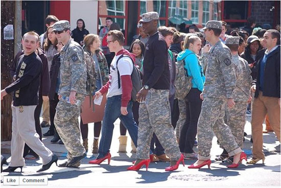 رژه سربازان آمریکایی با کفش‌های پاشنه‌دار!