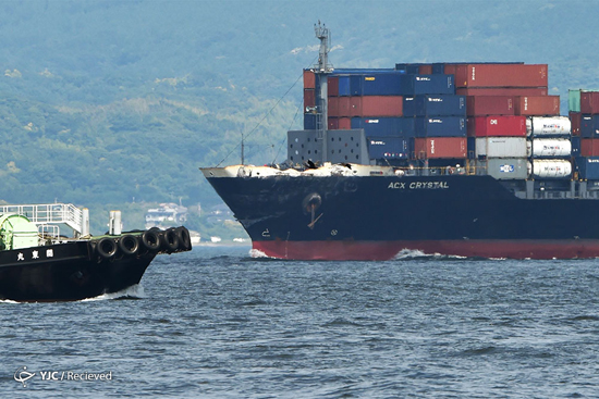 برخورد ناوشکن آمریکا با یک کشتی تجاری