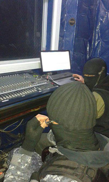 تصاویر مجری برنامه های زنده داعش در رادیو