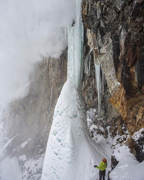 عکس: صعود از آبشار یخ‌زده باشکوه