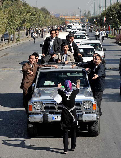 دختری که راه احمدی‌نژاد را بست/ عکس