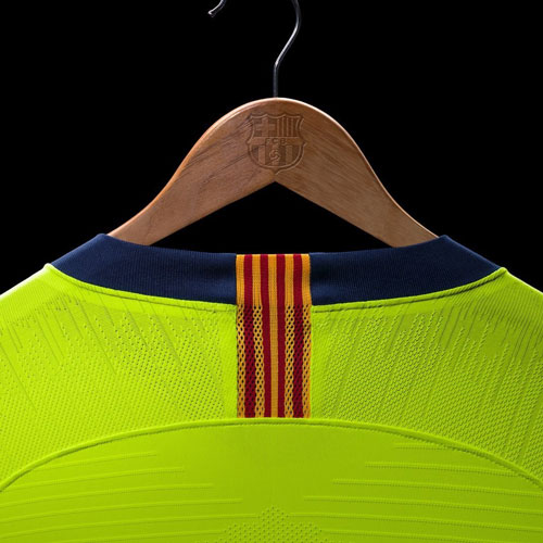 رونمایی رسمی از پیراهن دوم بارسلونا