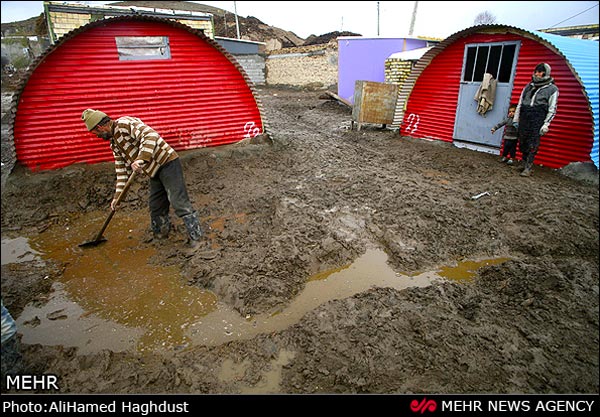 تصاویر: سرما و گل و لای در مناطق زلزله زده