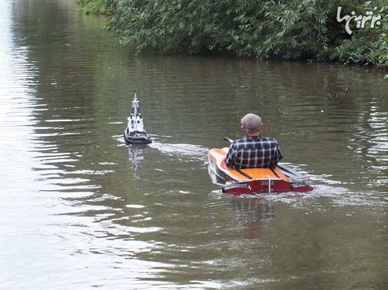 تصویر جالب عبور مرد از رودخانه با قایق یدک کش کوچکش