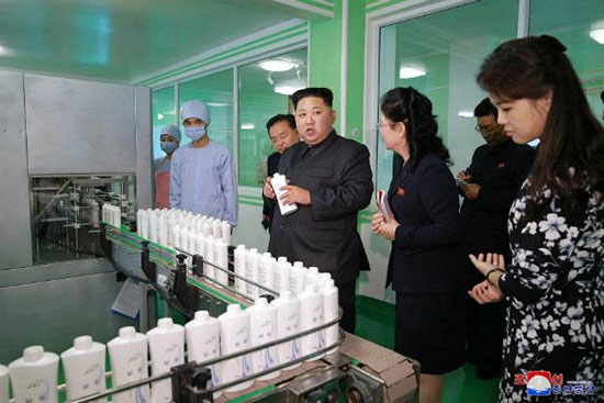 بازدید رهبر کره شمالی از کارخانه لوازم آرایشی