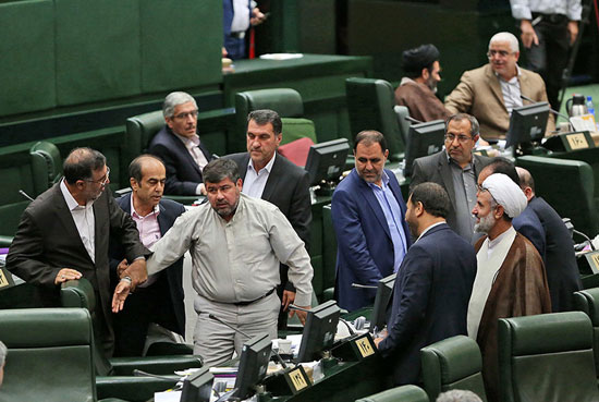 تصاویری از جنجال نماینده خرمشهر در مجلس