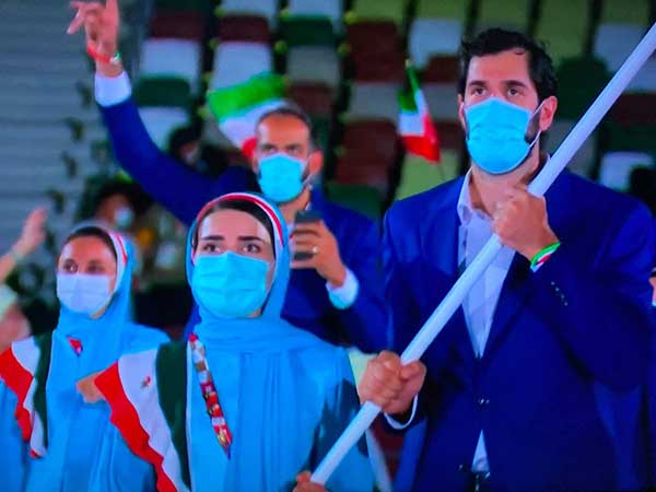 رژه‌ی کاروان ایران در مراسم افتتاحیه المپیک
