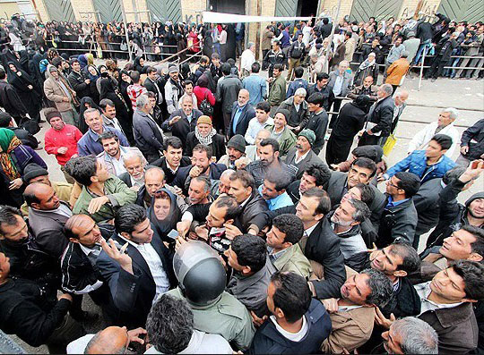 هیجان صف در ایران؛ از نفت و نان تا وام خودرو