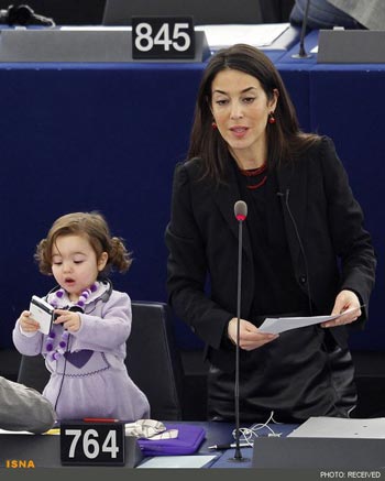 دختر 2 ساله پای ثابت جلسات پارلمان اروپا!