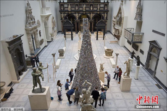 عکس: مجسمه ساخته شده با 3000 کاشی