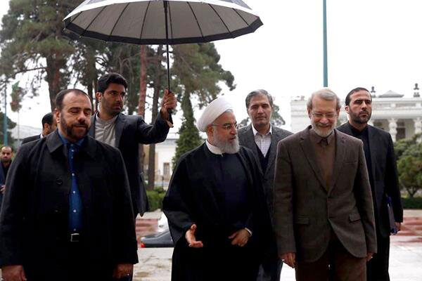 استقبال لاریجانی از روحانی در یک روز بارانی