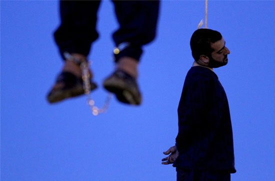 عکس: اعدام دو شرور در ملاعام (18+)