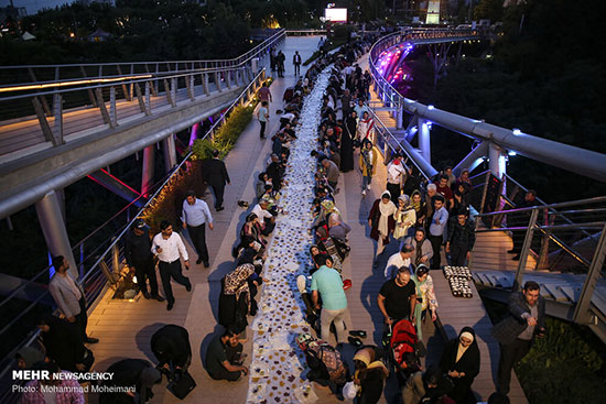مراسم افطار مردمی در پل طبیعت