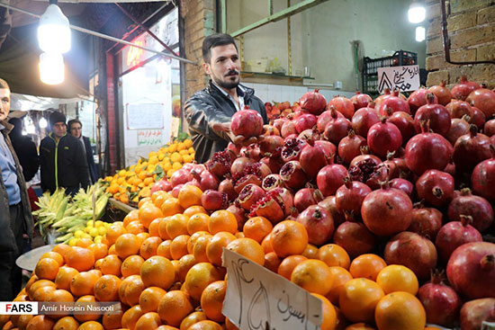 بازار میوه در آستانه شب یلدا