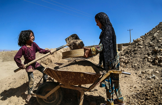 کودکانی که در کوره‌ آجرپزی کار می‌کنند