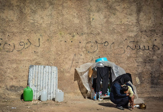 زندگی مادر و فرزندان کنار خیابان! +عکس